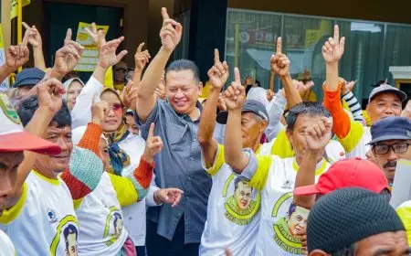 Jumat Berkah Ketua MPR RI Bagikan Makanan dan Kaos di Posko Kemenangan