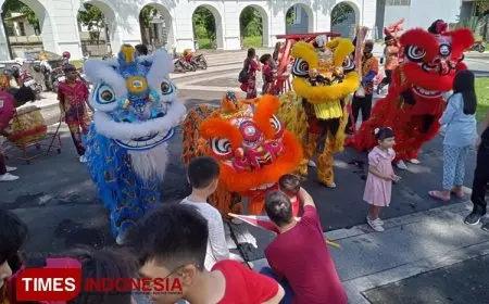Rayakan Imlek, Atraksi Barongsai Hibur Warga Raffles Garden Citraland Surabaya