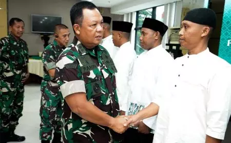 Kaskostrad Lepas Peserta Umrah Penghargaan dari Pangkostrad