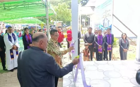 Atas Nama Tuhan, Pj Bupati Morotai Resmikan Rumah Pastor Gereja GMIH Mesbah