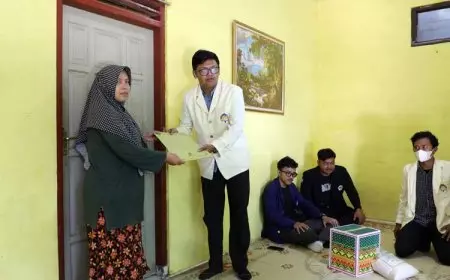 Mahasiswa Jogja Anjangsana Keluarga Anggota Linmas TPS 85 Condongcatur yang Meninggal