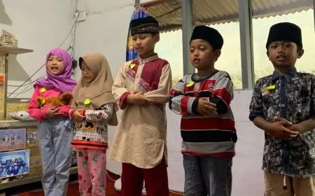 KSM Ekuivalensi Unisma Malang Ajarkan Praktik Shalat di TPQ Sabiilul Khoir