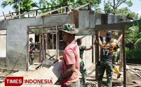 Rumahnya Dirobohkan Personel Kodim 0110/Abdya, Seorang Janda Malah Kucurkan Air Mata Bahagia
