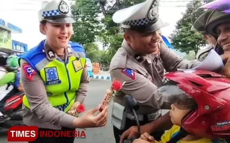 Helm Gratis dan Coklat Manis, Cara Polres Pacitan Tingkatkan Kesadaran Berlalu Lintas