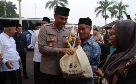Warga Antusias Serbu Pasar Sembako Murah di Polres Malang