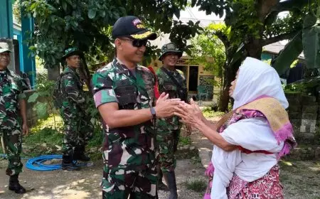 Cerita Manis Satgas TMMD dan Mbah Lasmiyati Penerima Bantuan di Desa Brengkok