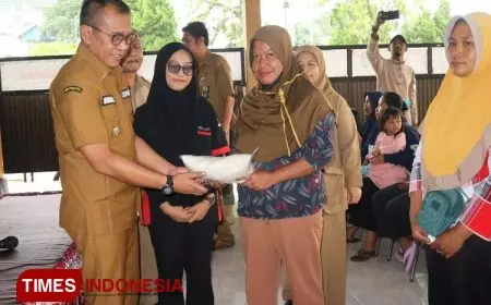 Pj Bupati Bondowoso Gandeng Pengusaha Bagikan 10 Ton Beras untuk Ribuan Warga