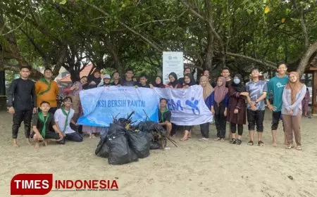 Aksi Bersih Pantai Mahasiswa UISI di Pantai Delegan Gresik
