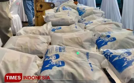 Ribuan Warga Kota Tasikmalaya Antre Paket Sembako di Safari Ramadan BUMN 2024