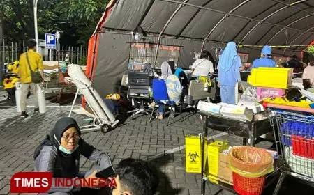 Gedung Retak Akibat Gempa, Pasien RS Unair Bermalam di Tenda Darurat