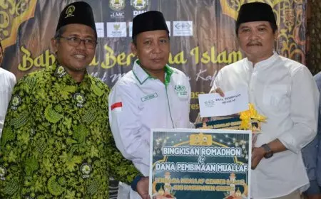 Kolaborasi, NH dan DMI Bagikan Bingkisan Ramadan ke Mualaf Gresik