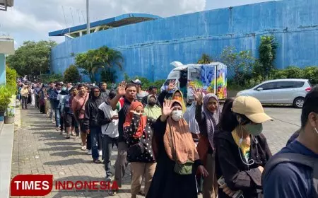 Antusias Ribuan Warga Malang Rela Antre Panjang Demi Tukar Uang Jelang Lebaran