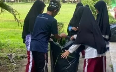 Aksi Bersih Mahasiswa UNISMA pada Hari Libur Nasional Thailand