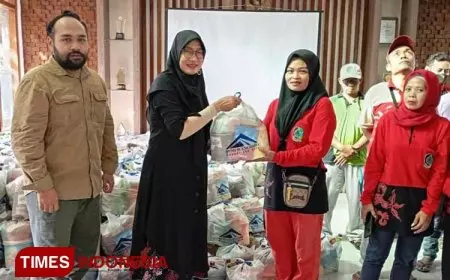 Petugas Kebersihan di Banyuwangi Dapat Bingkisan Lebaran dari Tambang Emas PT BSI