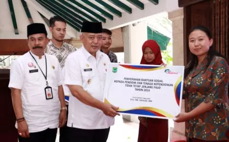 Serahkan Bantuan Insentif 13 Ribu GTT/PTT, Bupati Tekankah Amanah pada Generasi Unggul