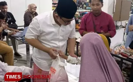 Patut Ditiru, Kades di Jember Ini Ajak Ratusan Anak Yatim Belanja Baju Lebaran Gratis