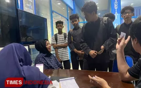 Bagi Tiket Gratis Laga Persewangi, Kantor Demokrat Banyuwangi Diserbu Suporter