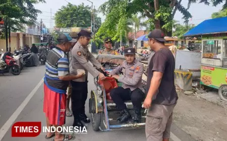Bangga Anggota Juara Taekwondo, Kapolsek Sidayu Gresik Bagikan Nasi Bungkus