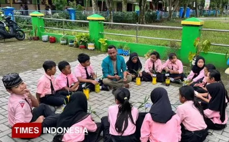 Mahasiswa KSM&#45;T Unisma Malang Kenakan TOGA pada Siswa SD