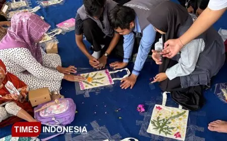 Mahasiswa KSM&#45;T Unisma Gelar Program Ecoprint dengan Teknik Pounding