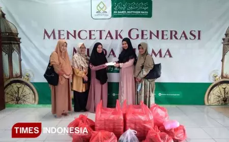 Berkah Ramadan, IW UWG Malang dan Majelis Taklim Sahabat Surga Serahkan Dana Wakaf dan Ifthor