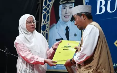Tarawih Keliling, Bupati Amalia Desiana Kunjungi Desa Kayuares Banjarnegara