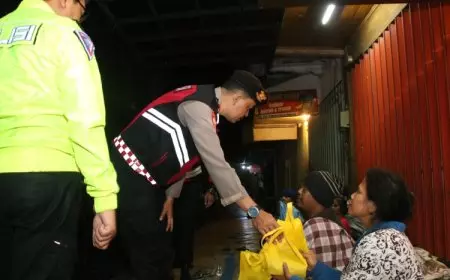 Polresta Malang Kota Berbagi Makan Sahur