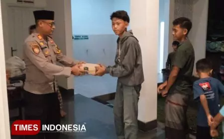 Bagikan Takjil dan Tarawih Bareng, Cara Polres Pacitan Raih Ketakwaan selama Ramadan