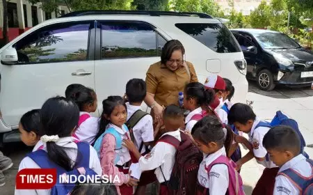 Kunjungi SD Umamapu, Ketua dan Wakil TP PKK Sumba Timur Tinjau Langsung Pembagian MBG