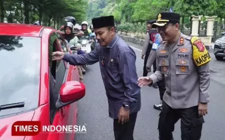 Tebar Baksos dan Bagi&#45;bagi Takjil, Kapolres Banjar Ajak Wakil Wali Kota Turun ke Jalan