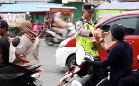 Polsek Purwanegara Banjarnegara Gencar Bagi Takjil Ramadan
