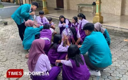 Mahasiswa KSM&#45;T Unisma Ajak Siswa SDN 2 Ngroto Olah Botol Bekas Jadi Kerajinan Bernilai Guna