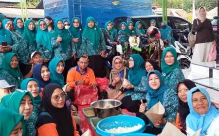 Kunjungi Dapur Umum, Ning Marisa dan Ning Hani Serahkan Bantuan dan Tinjau Dampak Banjir Krejengan