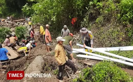 Warga Binakal Bondowoso Gotong Royong Perbaiki Pipa Air Bersih Usai Diterjang Banjir