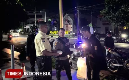 Sambil Patroli, Polresta Banyuwangi Sahur On The Road Bareng Mahasiswa