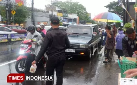 Berbagi Takjil Satuan MENWA UWG Malang Wujudkan Konsep Kerakyatan