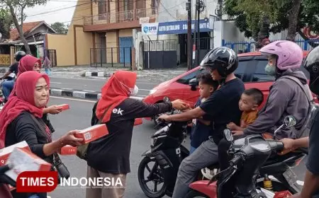 Komunitas Ojek Perempuan Gresik Berbagi Takjil