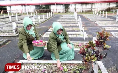Mengenang Perjuangan Pahlawan, Persit KCK Blitar Tabur Bunga di TMP Raden Wijaya