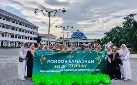 MI Al&#45;Fithrah Surabaya Gelar Bakti Sosial, Bagikan Sembako untuk Warga