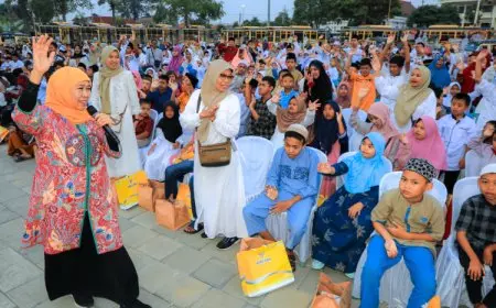 Gubernur Khofifah Bersama Bupati Tuban Bagikan Santunan 2.000 Anak Yatim