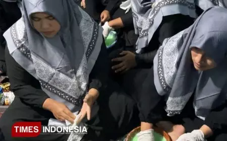 Mahasiswa KSM-T Unisma Malang Berdayakan Ibu-Ibu Fatayat NU dengan Pelatihan Pembuatan Sabun Cuci Piring