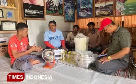 Tim Dosen UWG Serahkan Bantuan Alat Produksi Minyak Kelapa untuk Warga