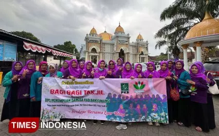 Perempuan Bangsa Banyuwangi Bagikan Takjil Gratis untuk Umat