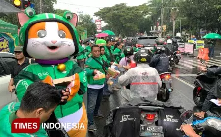 Warga Serbu Paket Takjil Mitra Grab di TKJB Kota Malang