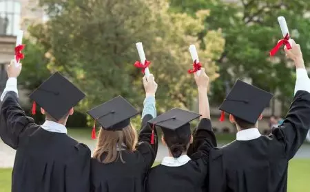 Tingkatkan Simbolisme dan Identitas Akademik, Kini Tren Kampus-Kampus Negeri Selenggarakan Wisuda di Dalam Kampus