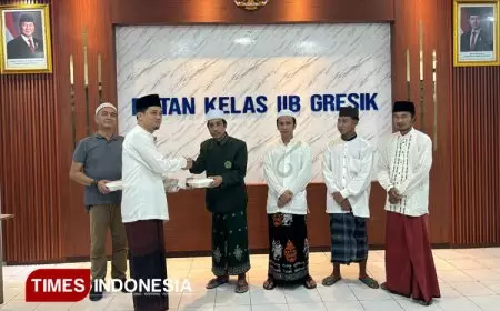 Ponpes Al-Muniroh Berbagi Makan Sahur Kepada Warga Binaan Rutan Gresik