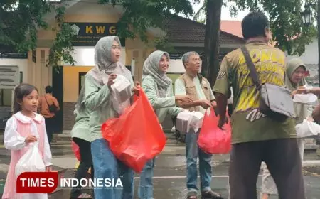 Momen Ramadan, Istri Wartawan Gresik Bagikan Ratusan Paket Takjil