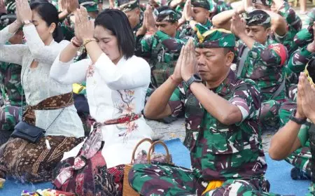Prajurit Jajaran Korem 163/Wira Satya Ngayah di Pura Ulun Danu Batur