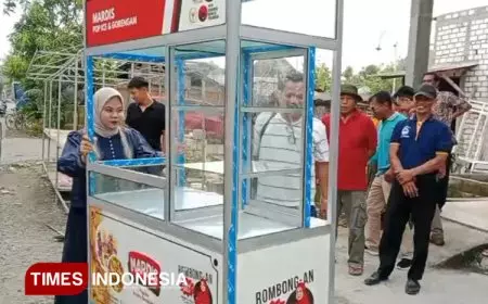 Dongkrak UMKM, Anggota DPR RI Bagikan Gerobak Gratis 'Door to Door' di Gresik