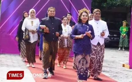 Lomba Fashion Show Busana Adat Nusantara Meriahkan Hari Kartini di UNIPMA Madiun